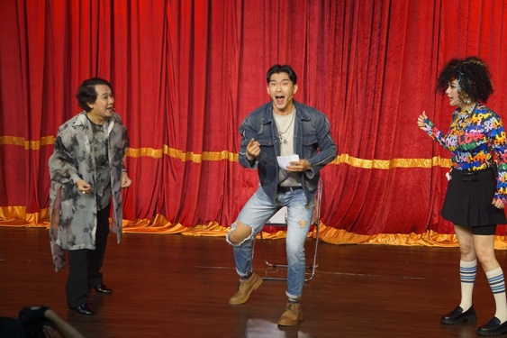 Một cảnh trong vở “Những con ma nhà hát” - Sân khấu Thiên Đăng Một cảnh trong vở “Những con ma nhà hát” - Sân khấu Thiên Đăng