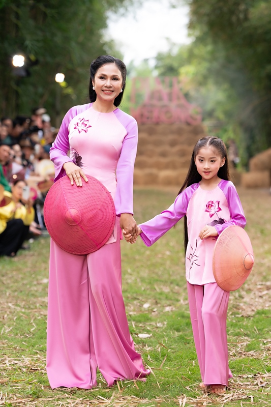 NTK Thuận Việt mời Việt Trinh, Nam Em giới thiệu nét đẹp văn hóa miền sông nước- Ảnh 3. NTK Thuận Việt mời Việt Trinh, Nam Em giới thiệu nét đẹp văn hóa miền sông nước- Ảnh 3.