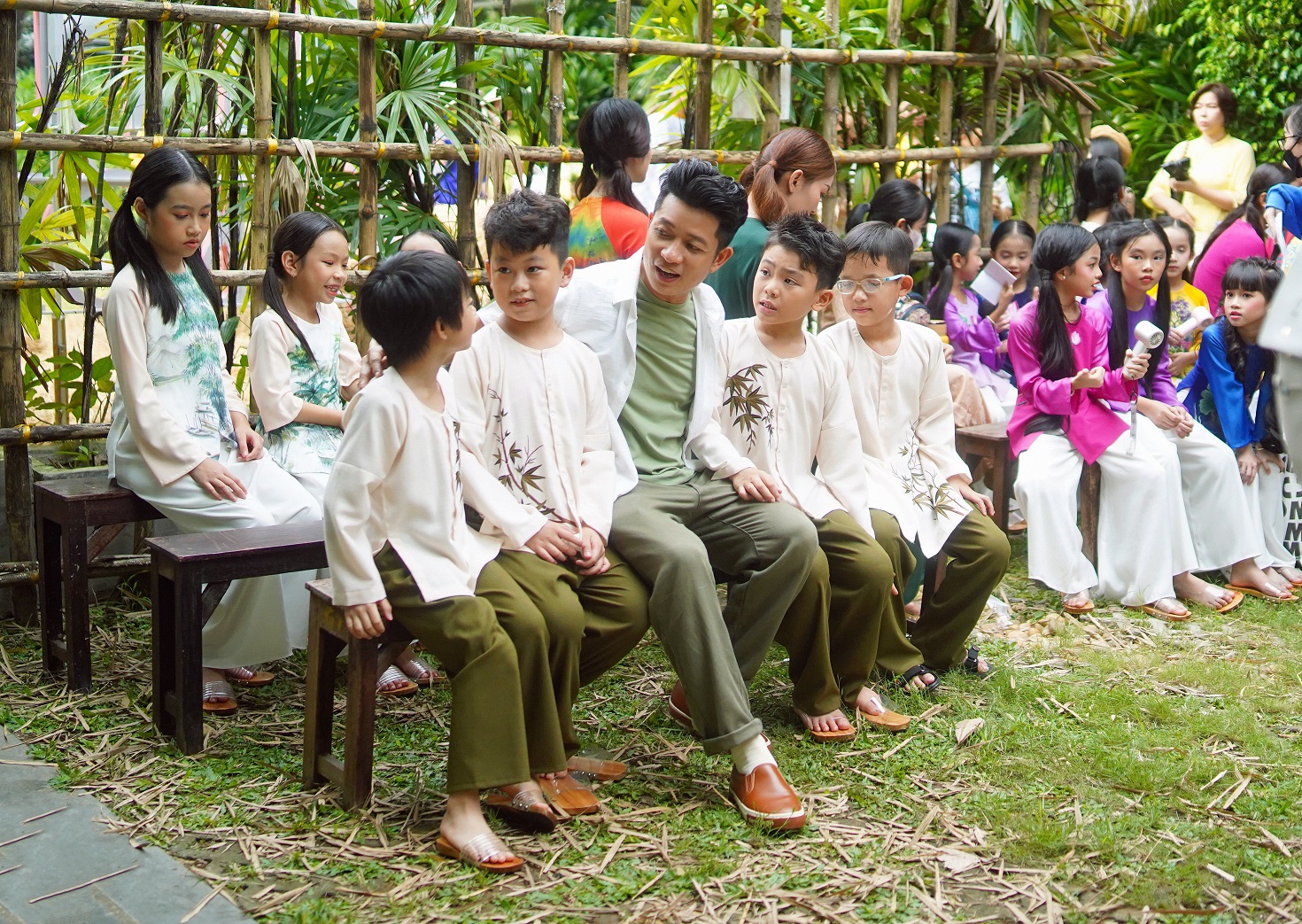NTK Thuận Việt mời Việt Trinh, Nam Em giới thiệu nét đẹp văn hóa miền sông nước- Ảnh 6. NTK Thuận Việt mời Việt Trinh, Nam Em giới thiệu nét đẹp văn hóa miền sông nước- Ảnh 6.