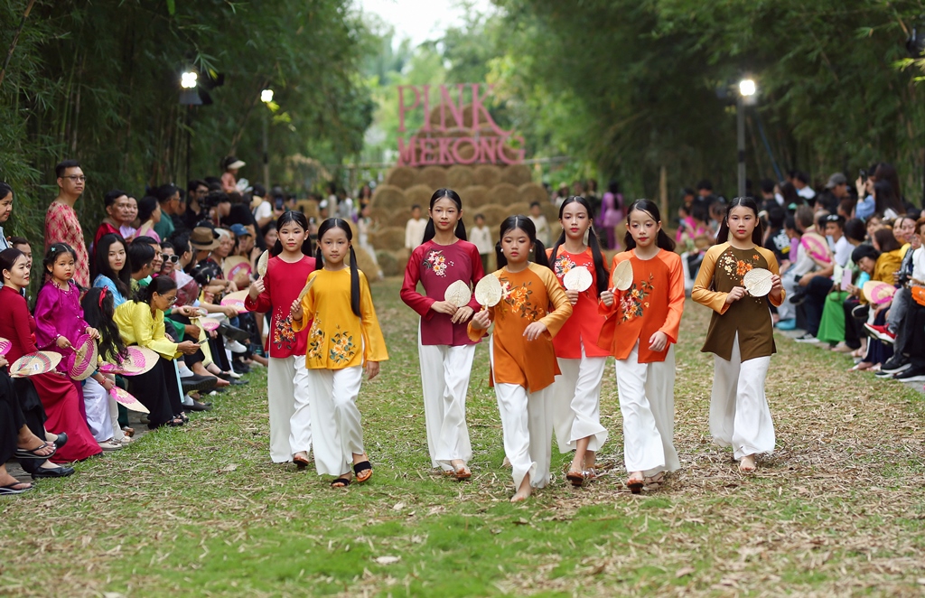 NTK Thuận Việt mời Việt Trinh, Nam Em giới thiệu nét đẹp văn hóa miền sông nước- Ảnh 7. NTK Thuận Việt mời Việt Trinh, Nam Em giới thiệu nét đẹp văn hóa miền sông nước- Ảnh 7.
