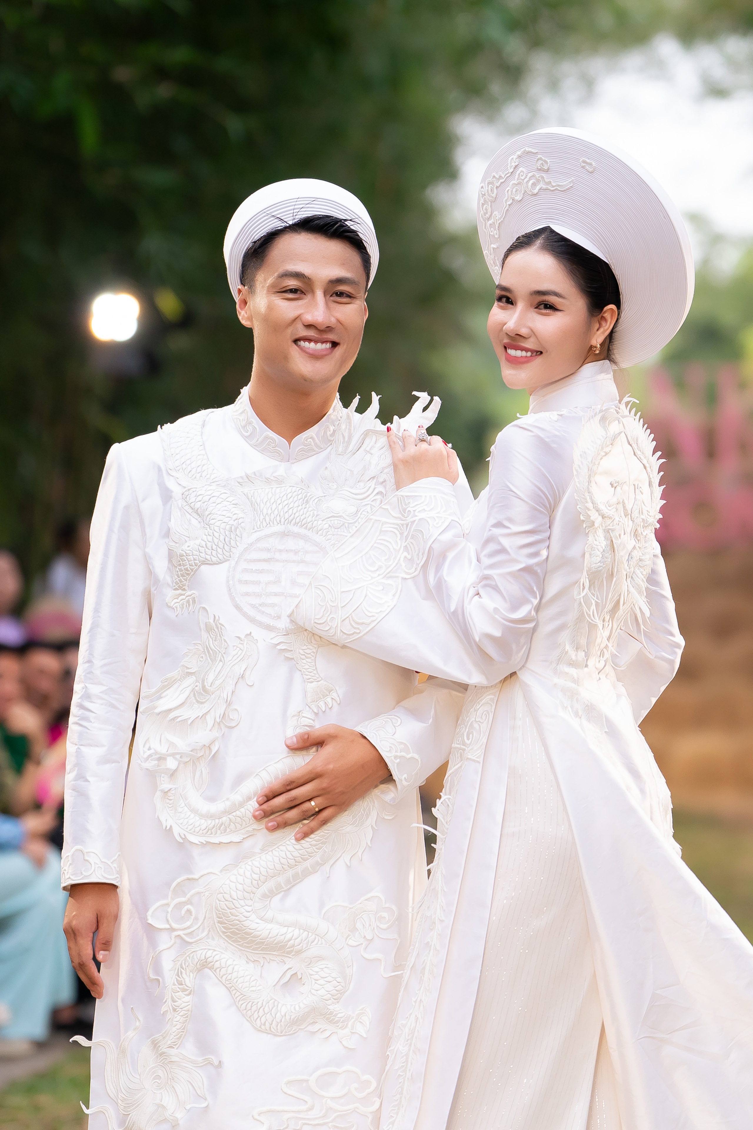 Cầu thủ Mạc Hồng Quân cùng vợ diễn áo cưới bên cồn- Ảnh 2. Cầu thủ Mạc Hồng Quân cùng vợ diễn áo cưới bên cồn- Ảnh 2.
