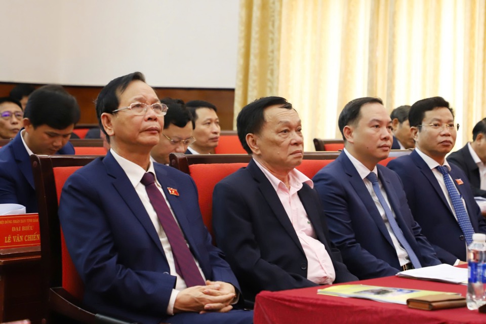 Đồng chí Ngô Thanh Danh, Bí thư Tỉnh ủy, Trưởng Đoàn ĐBQH tỉnh Đắk Nông; Hồ Xuân Trường, Phó Bí thư Tỉnh ủy Đắk Nông dự kỳ họp dự kỳ họp.