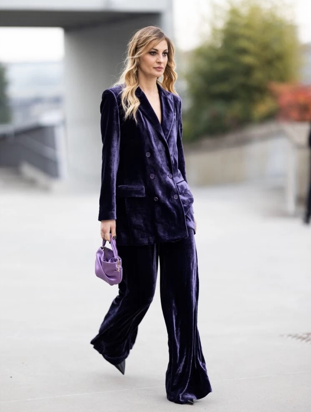 Suit nhung là trang phục phù hợp cho mùa tiệc tùng- Ảnh 7. Suit nhung là trang phục phù hợp cho mùa tiệc tùng- Ảnh 7.