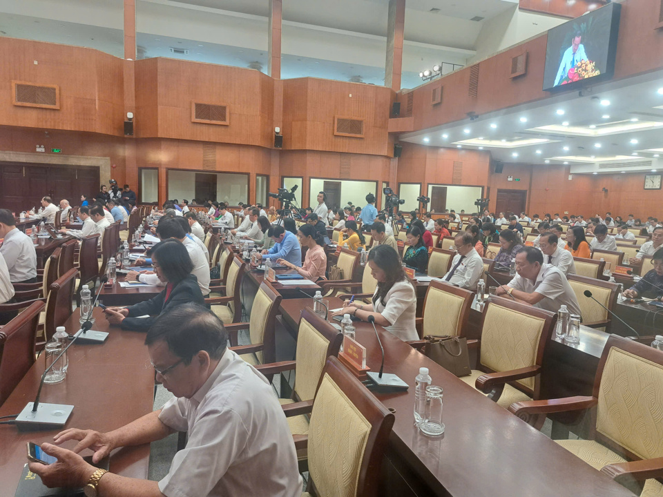 Các đại biểu tham dự kỳ họp.