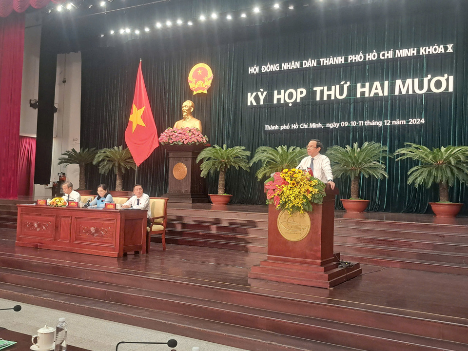 Ủy viên Bộ Chính trị - Bí thư Thành ủy TP Hồ Chí Minh Nguyễn Văn Nên phát biểu chỉ đạo kỳ họp.