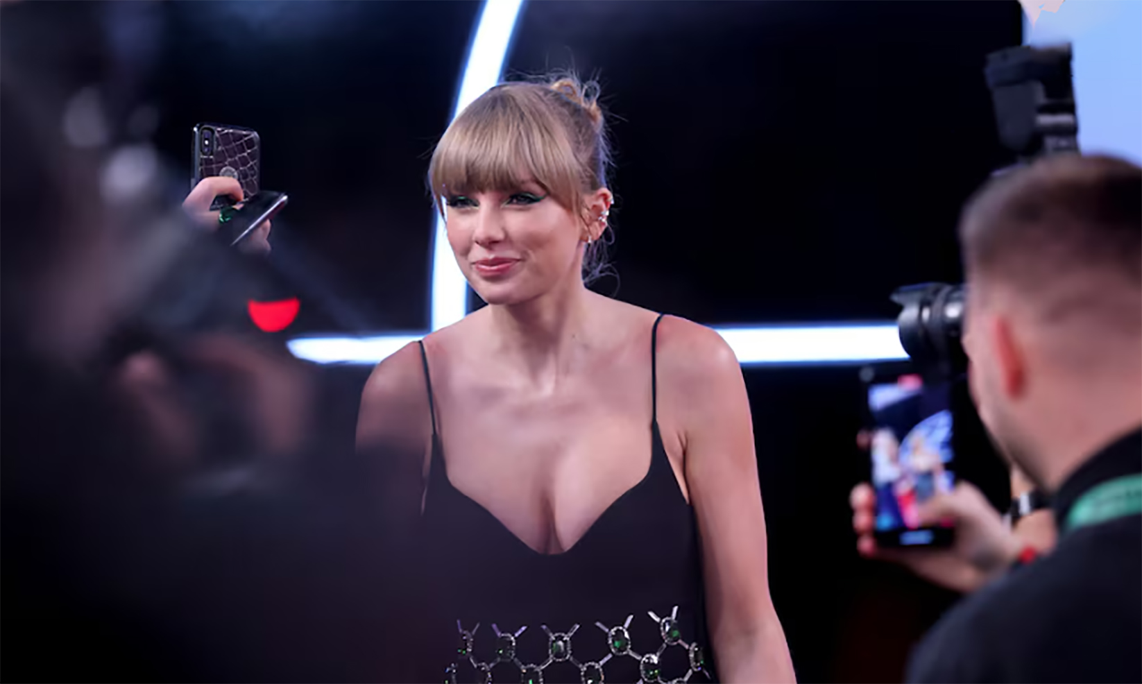 Taylor Swift tặng ê kíp thực hiện ‘The Eras Tour’ thêm 197 triệu USD tiền thưởng- Ảnh 2. Taylor Swift tặng ê kíp thực hiện ‘The Eras Tour’ thêm 197 triệu USD tiền thưởng- Ảnh 2.