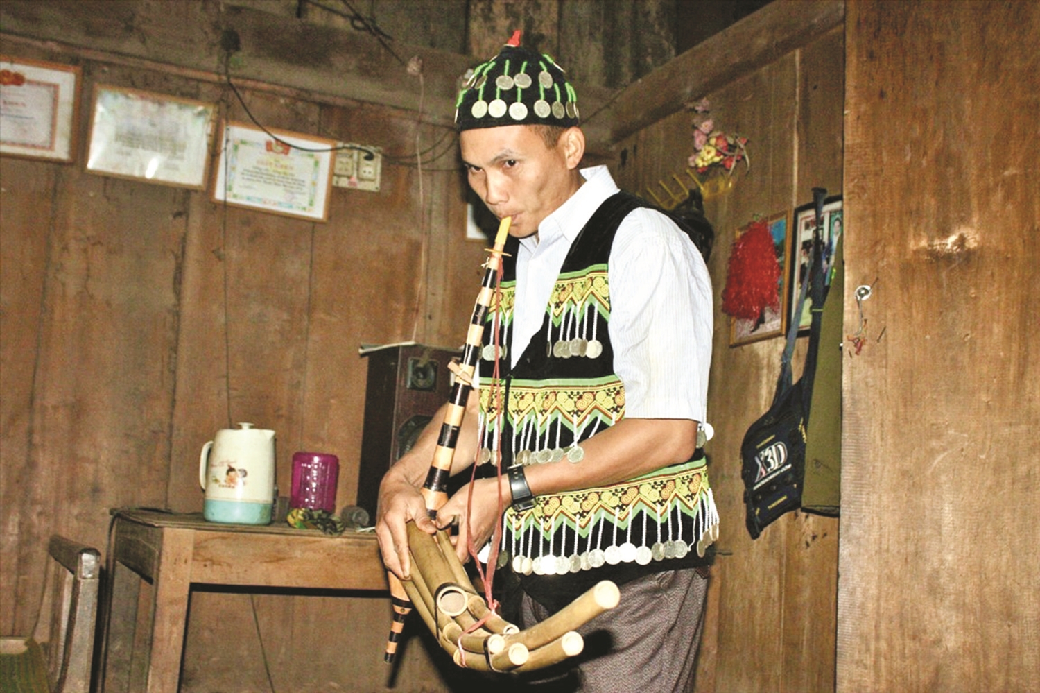 Và Bá Dì luyện khèn. Và Bá Dì luyện khèn.