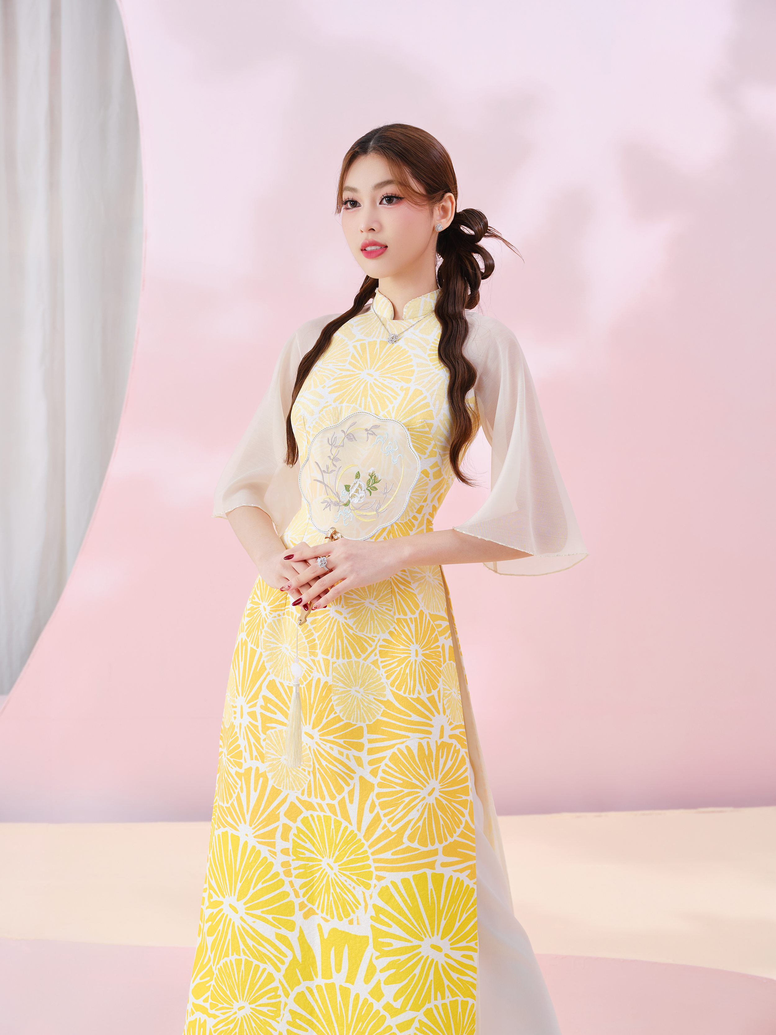 Lương Thùy Linh, Phương Anh đọ sắc với áo dài xuân- Ảnh 3. Lương Thùy Linh, Phương Anh đọ sắc với áo dài xuân- Ảnh 3.
