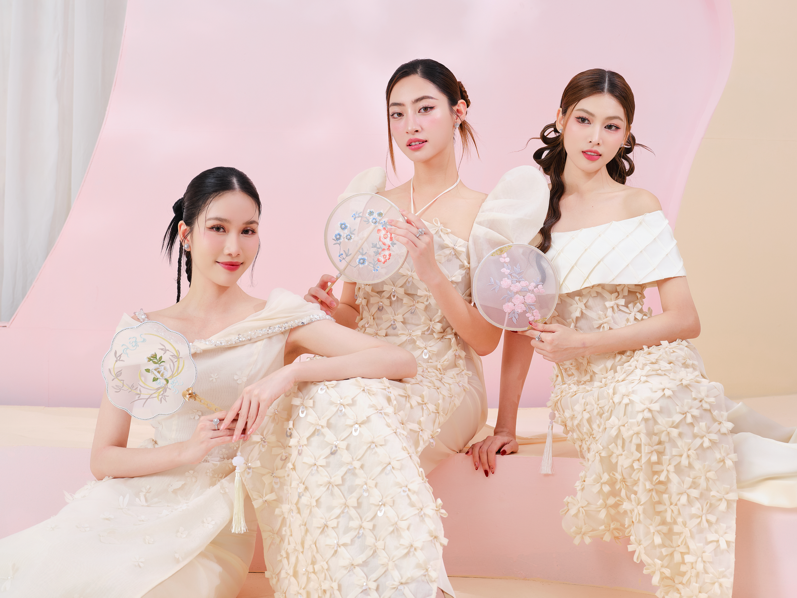 Lương Thùy Linh, Phương Anh đọ sắc với áo dài xuân- Ảnh 7. Lương Thùy Linh, Phương Anh đọ sắc với áo dài xuân- Ảnh 7.