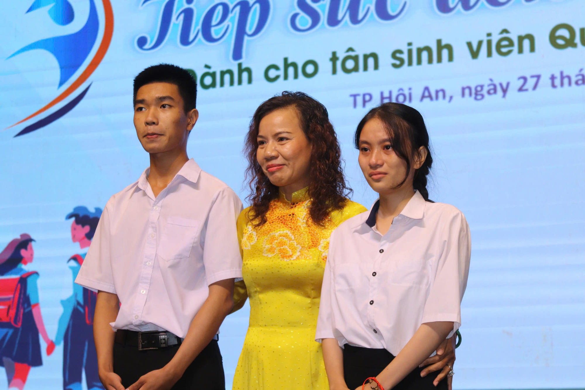 Tình thương từ 'Tiếp sức đến trường' truyền thêm lửa ấm - Ảnh 1. Tình thương từ 'Tiếp sức đến trường' truyền thêm lửa ấm - Ảnh 2.