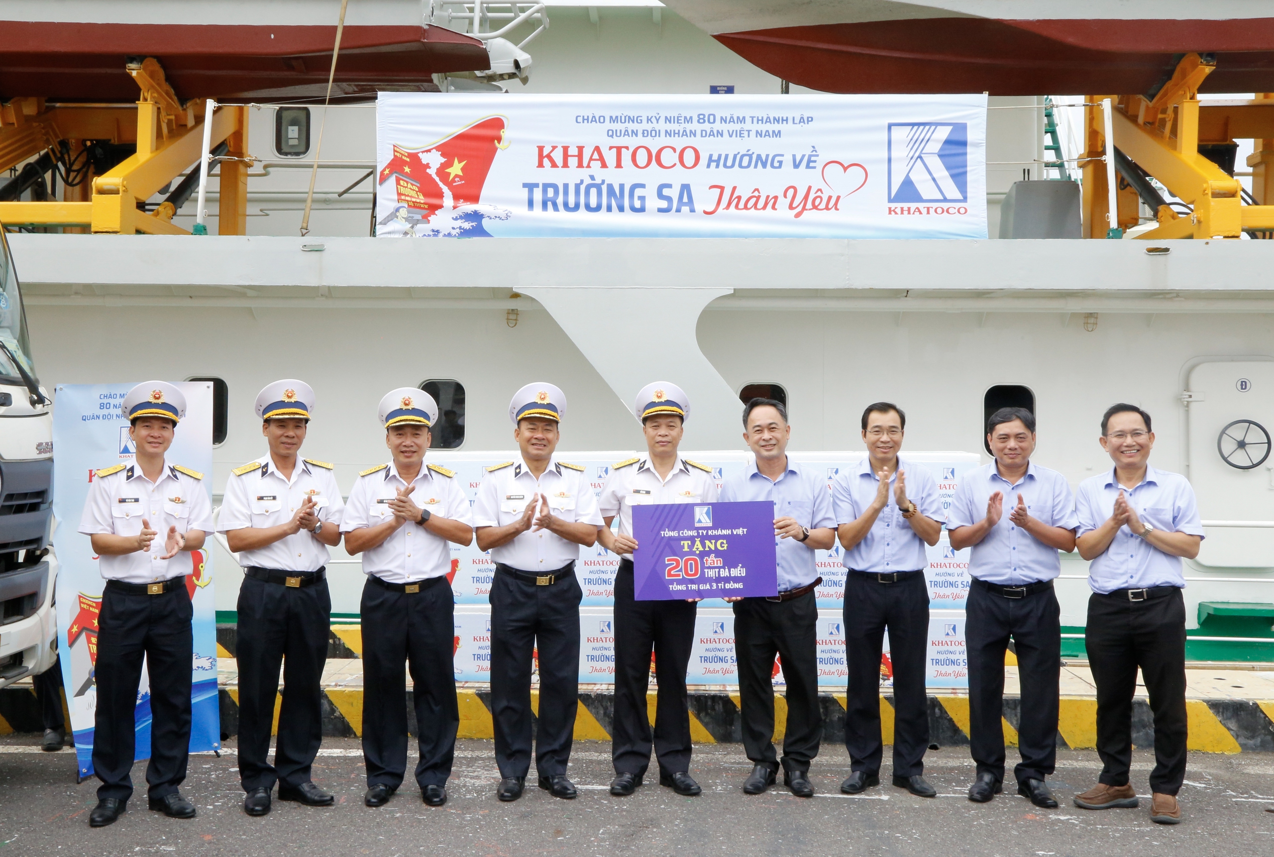 Khatoco tặng quân và dân Trường Sa 20 tấn thịt đà điểu - Ảnh 2. Khatoco tặng quân và dân Trường Sa 20 tấn thịt đà điểu - Ảnh 2.