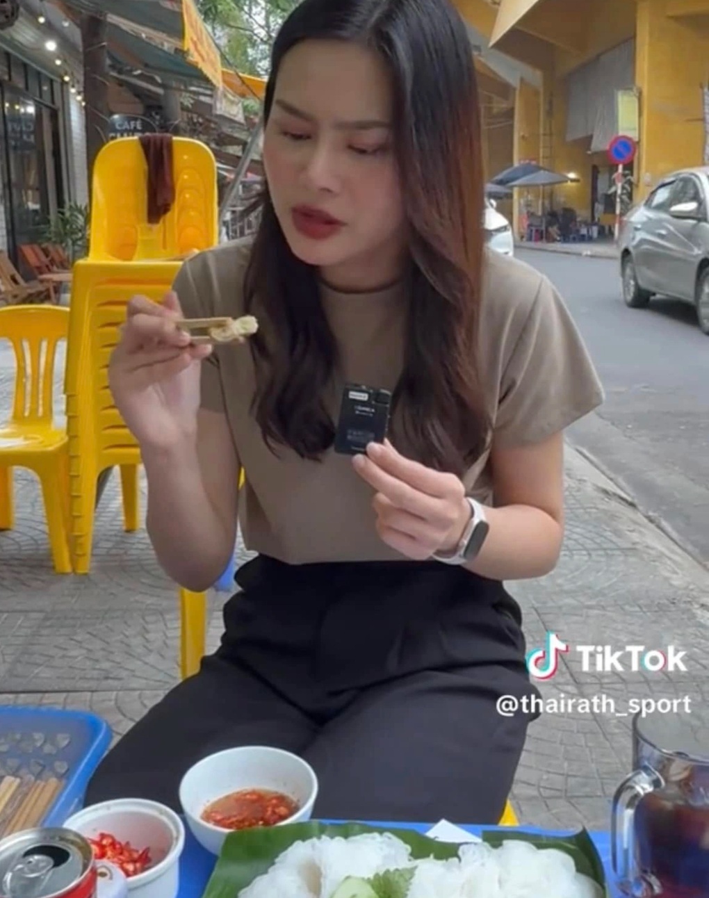 Nữ phóng viên Thái Lan thưởng thức bún đậu Hà Nội, ăn xong chấm 8 điểm - 3 Nữ phóng viên Thái Lan thưởng thức bún đậu Hà Nội, ăn xong chấm 8 điểm - 3