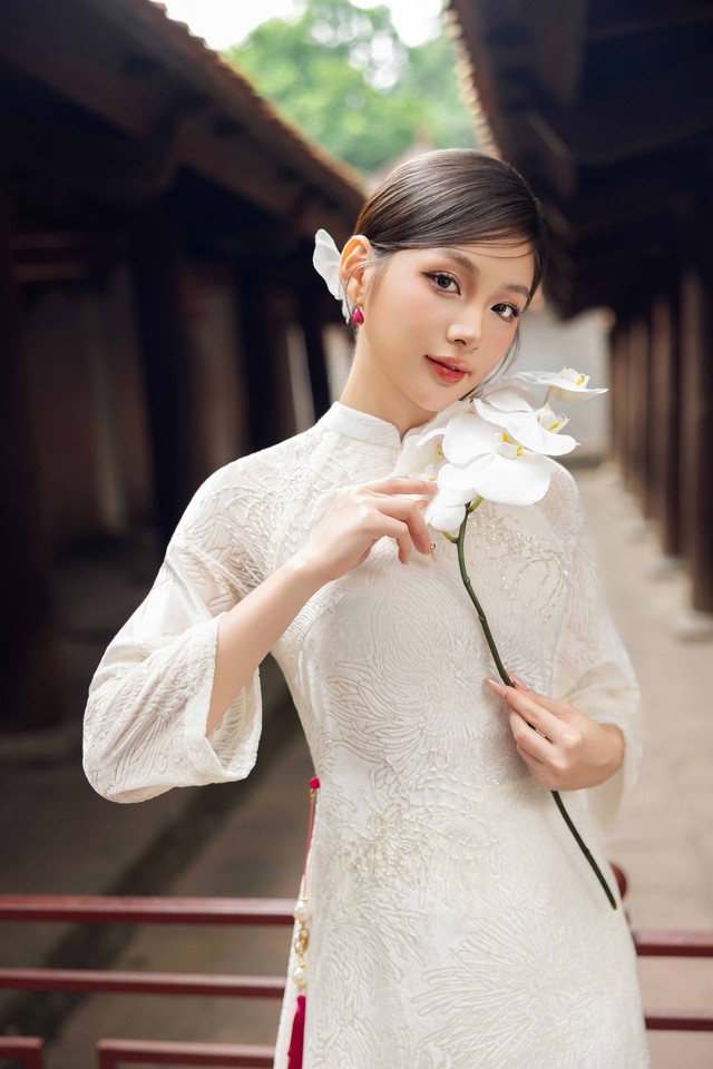5 mẫu áo dài đẹp xuất sắc cho mùa Tết Ất Tỵ- Ảnh 4. 5 mẫu áo dài đẹp xuất sắc cho mùa Tết Ất Tỵ- Ảnh 4.