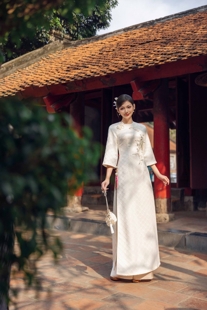 5 mẫu áo dài đẹp xuất sắc cho mùa Tết Ất Tỵ- Ảnh 6. 5 mẫu áo dài đẹp xuất sắc cho mùa Tết Ất Tỵ- Ảnh 6.