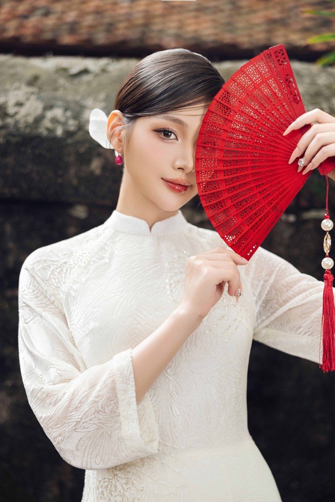 5 mẫu áo dài đẹp xuất sắc cho mùa Tết Ất Tỵ- Ảnh 8. 5 mẫu áo dài đẹp xuất sắc cho mùa Tết Ất Tỵ- Ảnh 8.