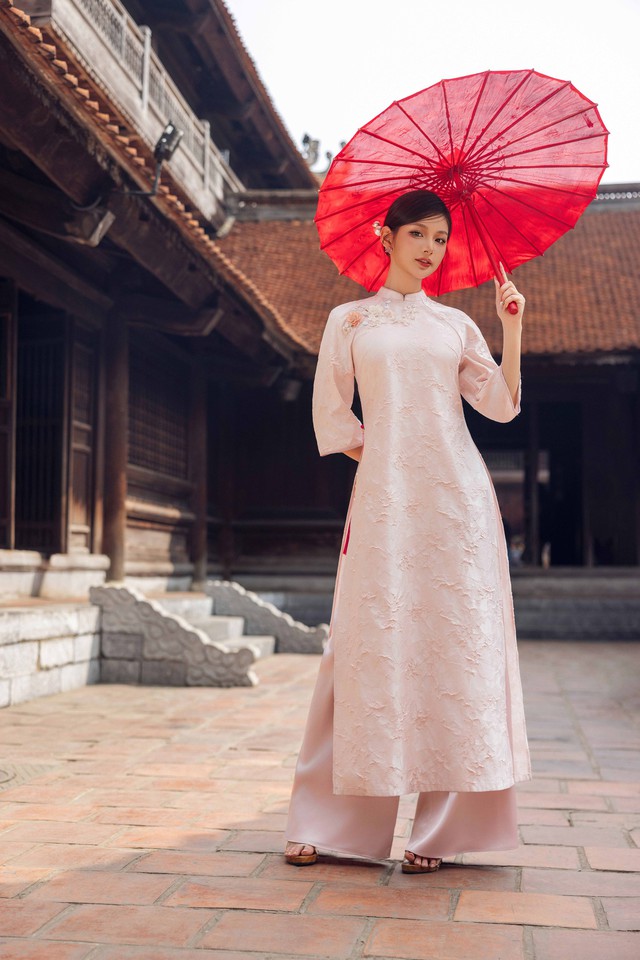 5 mẫu áo dài đẹp xuất sắc cho mùa Tết Ất Tỵ- Ảnh 7. 5 mẫu áo dài đẹp xuất sắc cho mùa Tết Ất Tỵ- Ảnh 7.