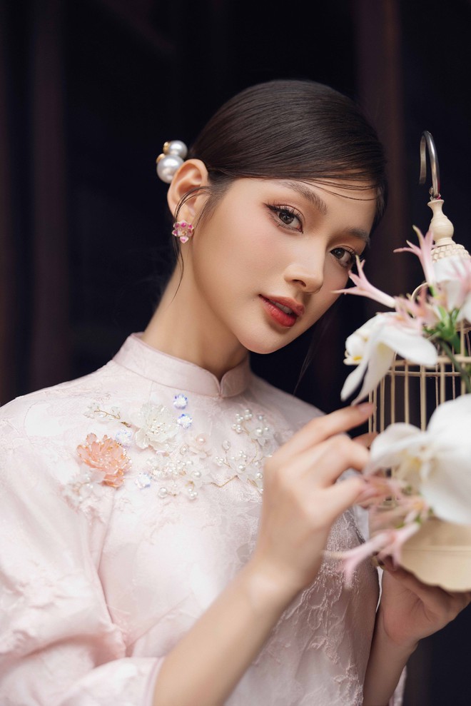5 mẫu áo dài đẹp xuất sắc cho mùa Tết Ất Tỵ- Ảnh 9. 5 mẫu áo dài đẹp xuất sắc cho mùa Tết Ất Tỵ- Ảnh 9.