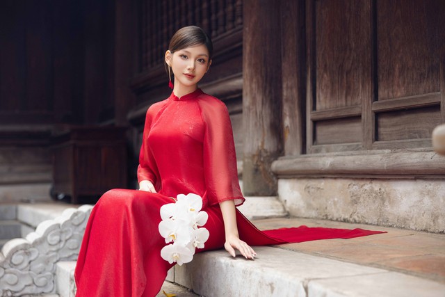 5 mẫu áo dài đẹp xuất sắc cho mùa Tết Ất Tỵ- Ảnh 11. 5 mẫu áo dài đẹp xuất sắc cho mùa Tết Ất Tỵ- Ảnh 11.