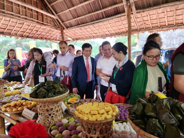 Đoàn đại biểu tham dự hội nghị quốc tế về du lịch nông thôn trải nghiệm Làng rau Trà Quế - Ảnh 8. Đoàn đại biểu tham dự hội nghị quốc tế về du lịch nông thôn trải nghiệm Làng rau Trà Quế - Ảnh 8.