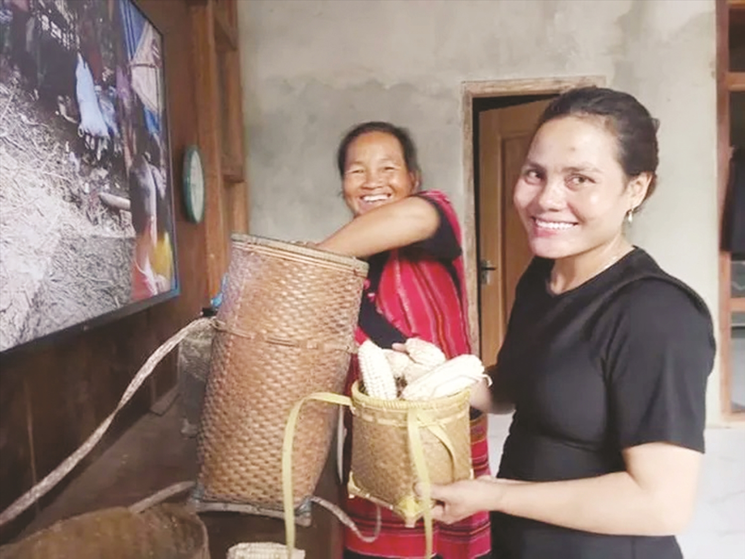 Cô giáo Hồ Thị Pừng (áo đen) - đứa trẻ “suýt bị chôn sống” mấy chục năm trước, hạnh phúc bên mẹ Kăn Ling. Cô giáo Hồ Thị Pừng (áo đen) - đứa trẻ “suýt bị chôn sống” mấy chục năm trước, hạnh phúc bên mẹ Kăn Ling.