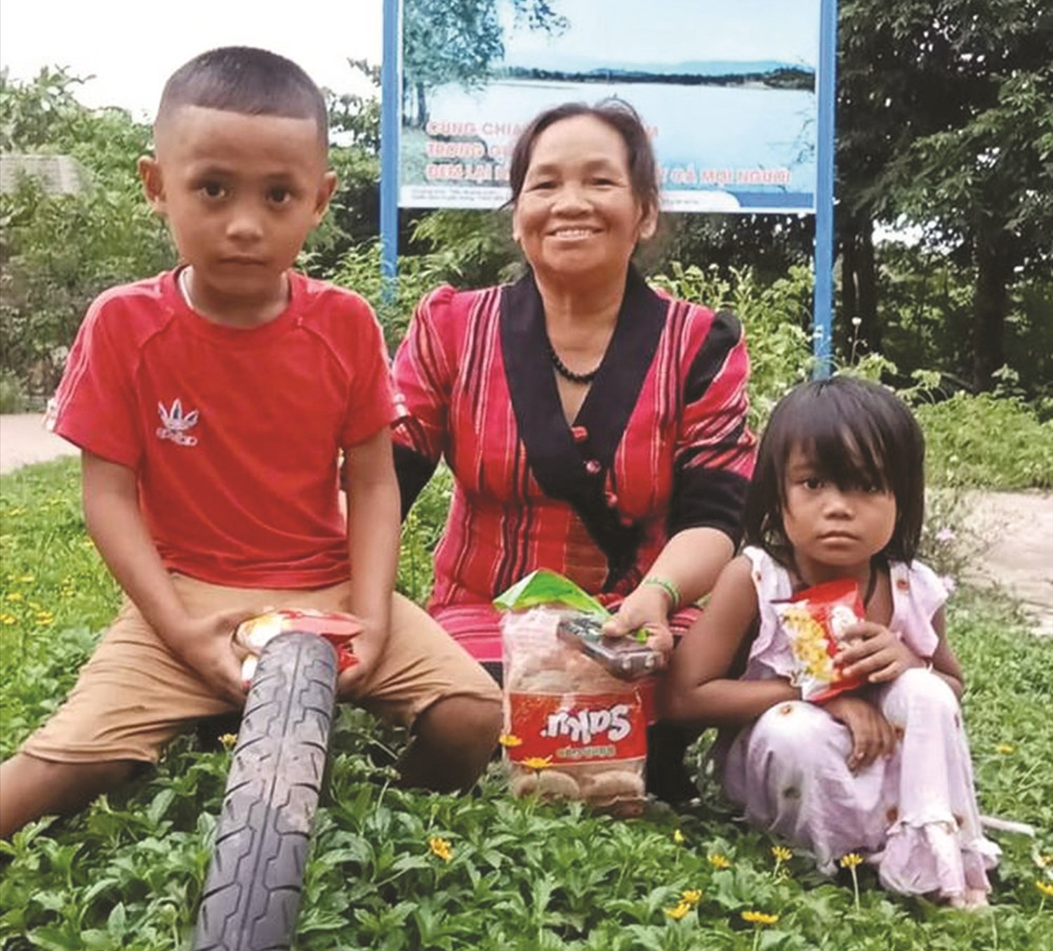 Bà Kăn Ling cùng trẻ em thôn bản. Bà Kăn Ling cùng trẻ em thôn bản.