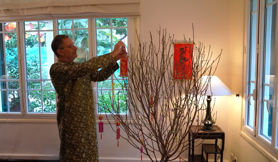 Đại sứ Olivier Brochet tự trang trí cành đào - nét đặc trưng trong mỗi dịp Tết Nguyên đán tại Việt Nam. Ảnh: Việt Anh