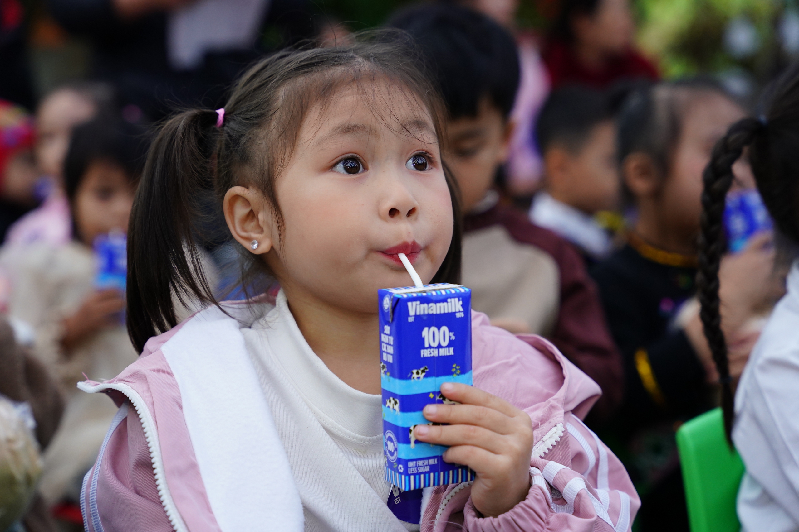 Áo ấm, sữa ngon, quà vui đến với cô trò vùng cao những ngày đầu đông- Ảnh 10. Áo ấm, sữa ngon, quà vui đến với cô trò vùng cao những ngày đầu đông- Ảnh 10.