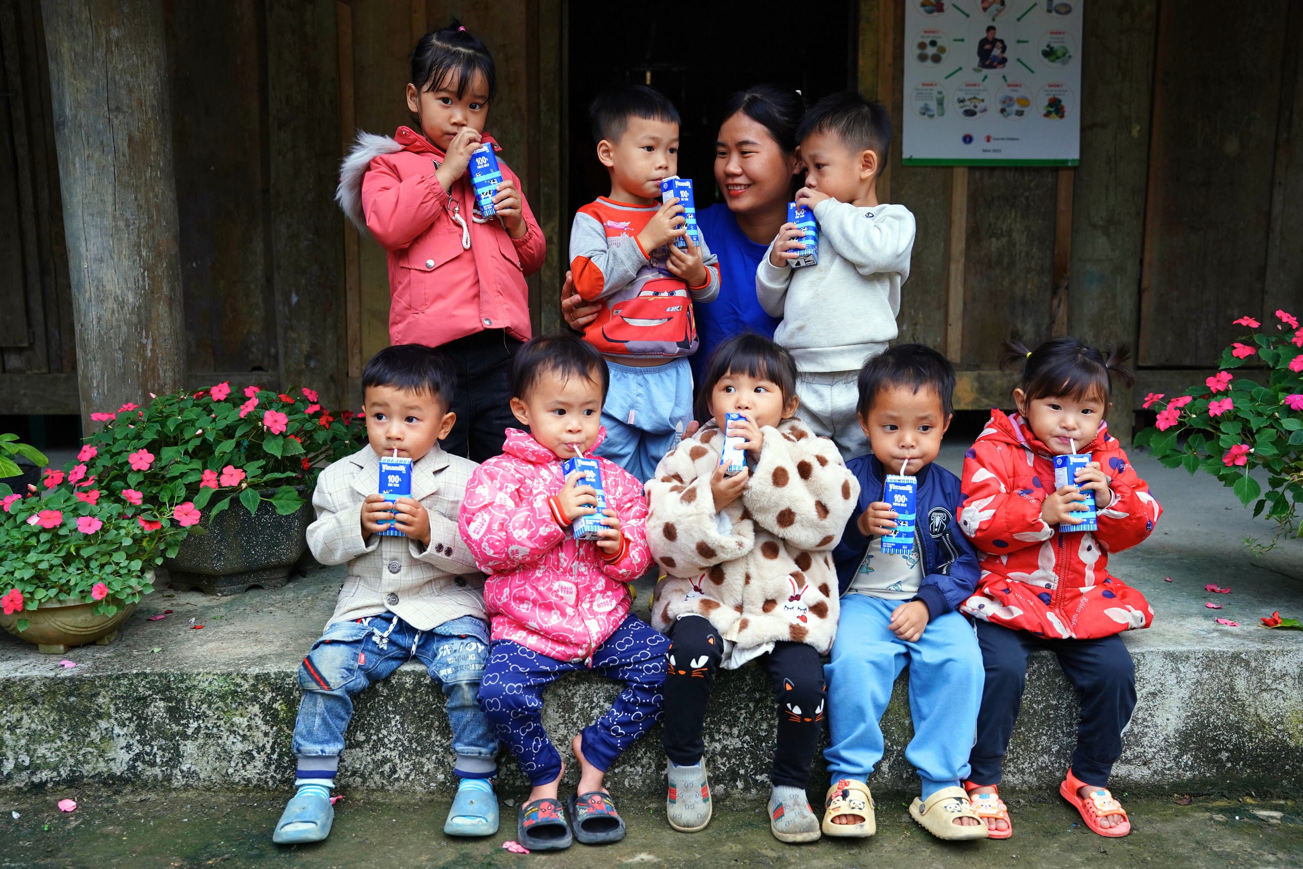 Áo ấm, sữa ngon, quà vui đến với cô trò vùng cao những ngày đầu đông- Ảnh 11. Áo ấm, sữa ngon, quà vui đến với cô trò vùng cao những ngày đầu đông- Ảnh 11.
