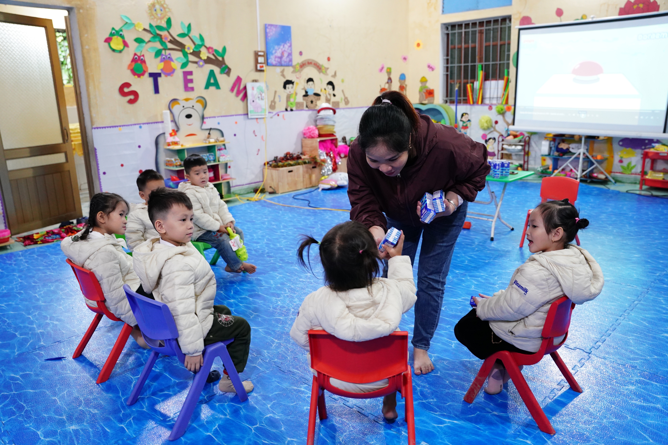Áo ấm, sữa ngon, quà vui đến với cô trò vùng cao những ngày đầu đông- Ảnh 12. Áo ấm, sữa ngon, quà vui đến với cô trò vùng cao những ngày đầu đông- Ảnh 12.