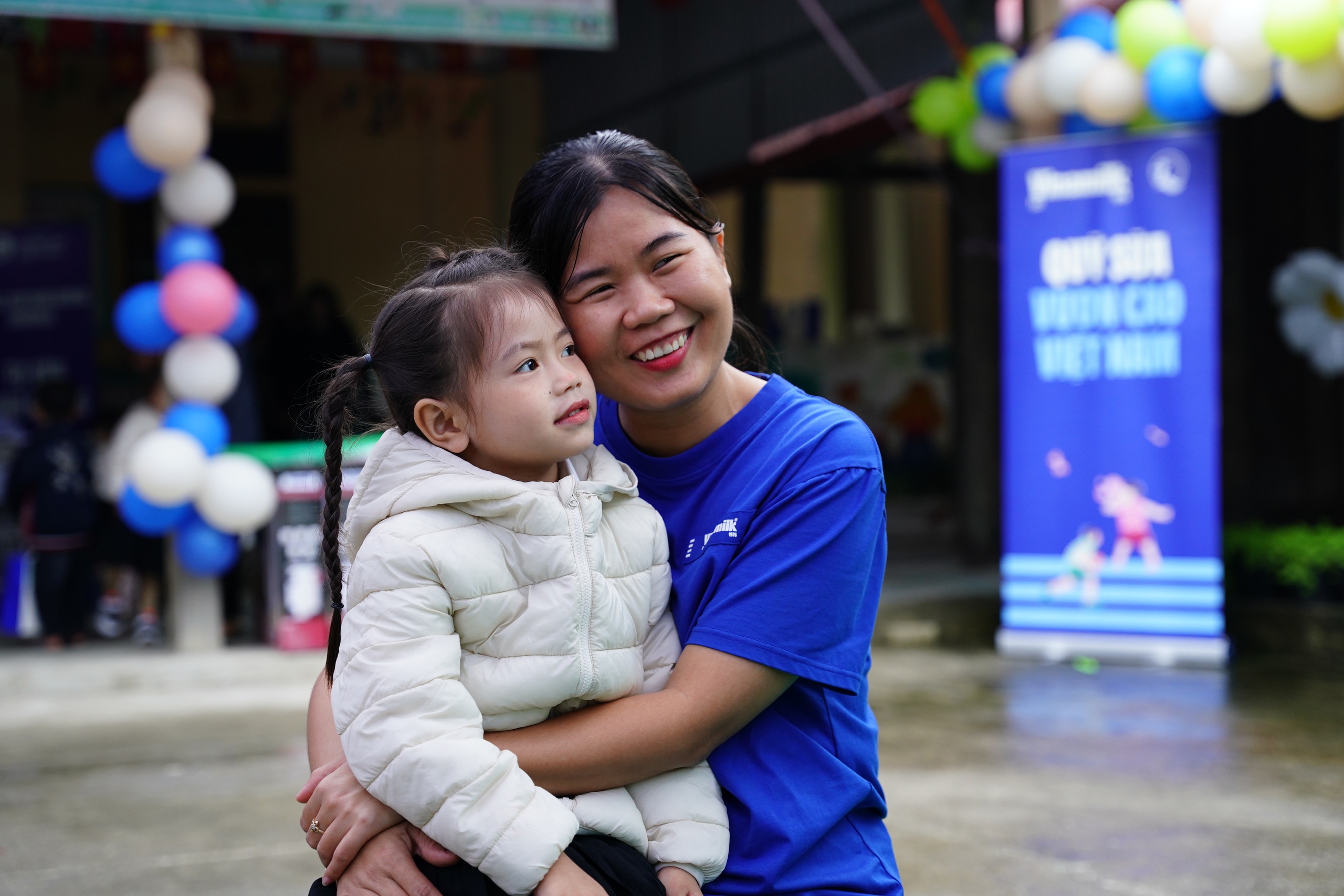 Áo ấm, sữa ngon, quà vui đến với cô trò vùng cao những ngày đầu đông- Ảnh 14. Áo ấm, sữa ngon, quà vui đến với cô trò vùng cao những ngày đầu đông- Ảnh 14.