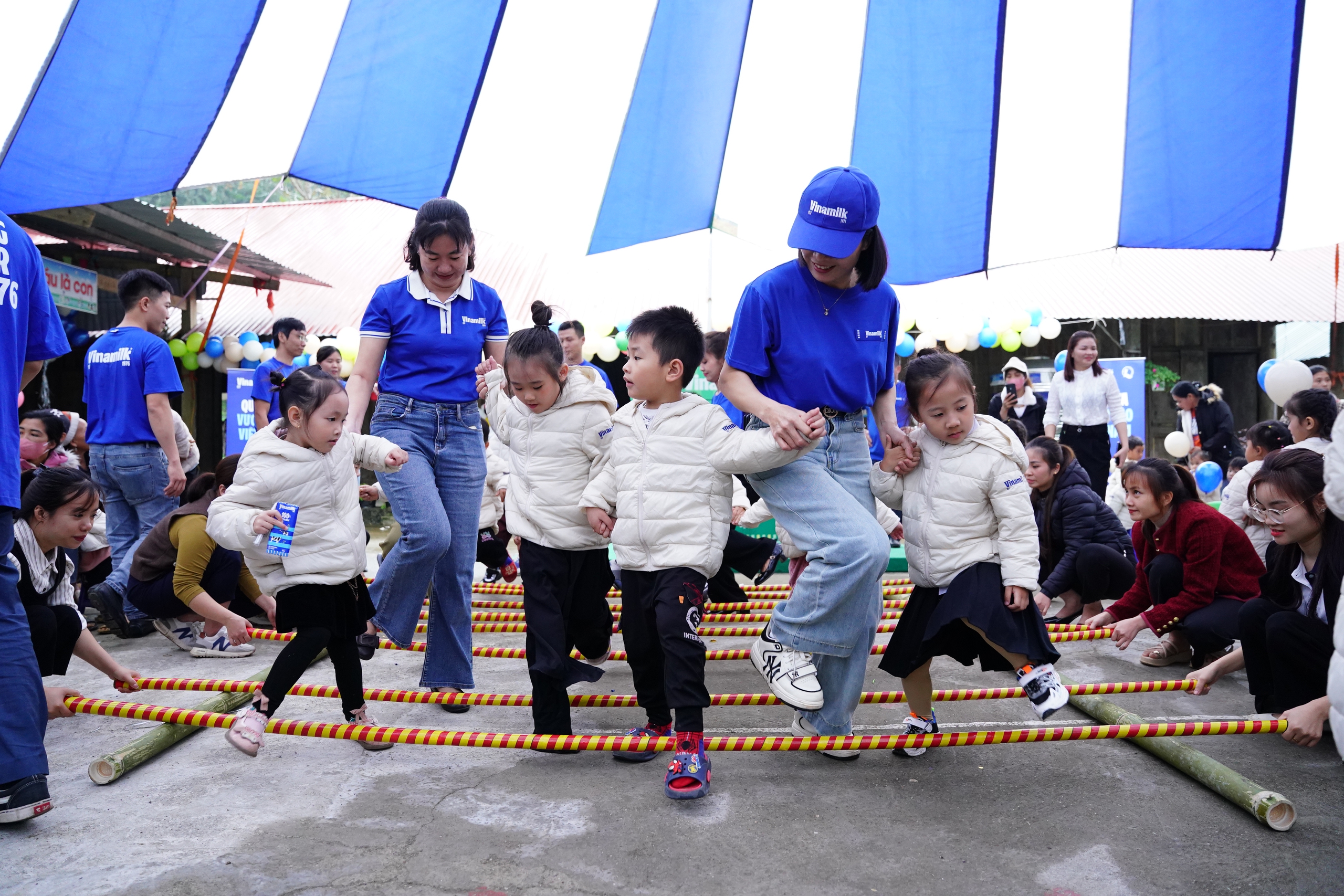 Áo ấm, sữa ngon, quà vui đến với cô trò vùng cao những ngày đầu đông- Ảnh 17. Áo ấm, sữa ngon, quà vui đến với cô trò vùng cao những ngày đầu đông- Ảnh 17.