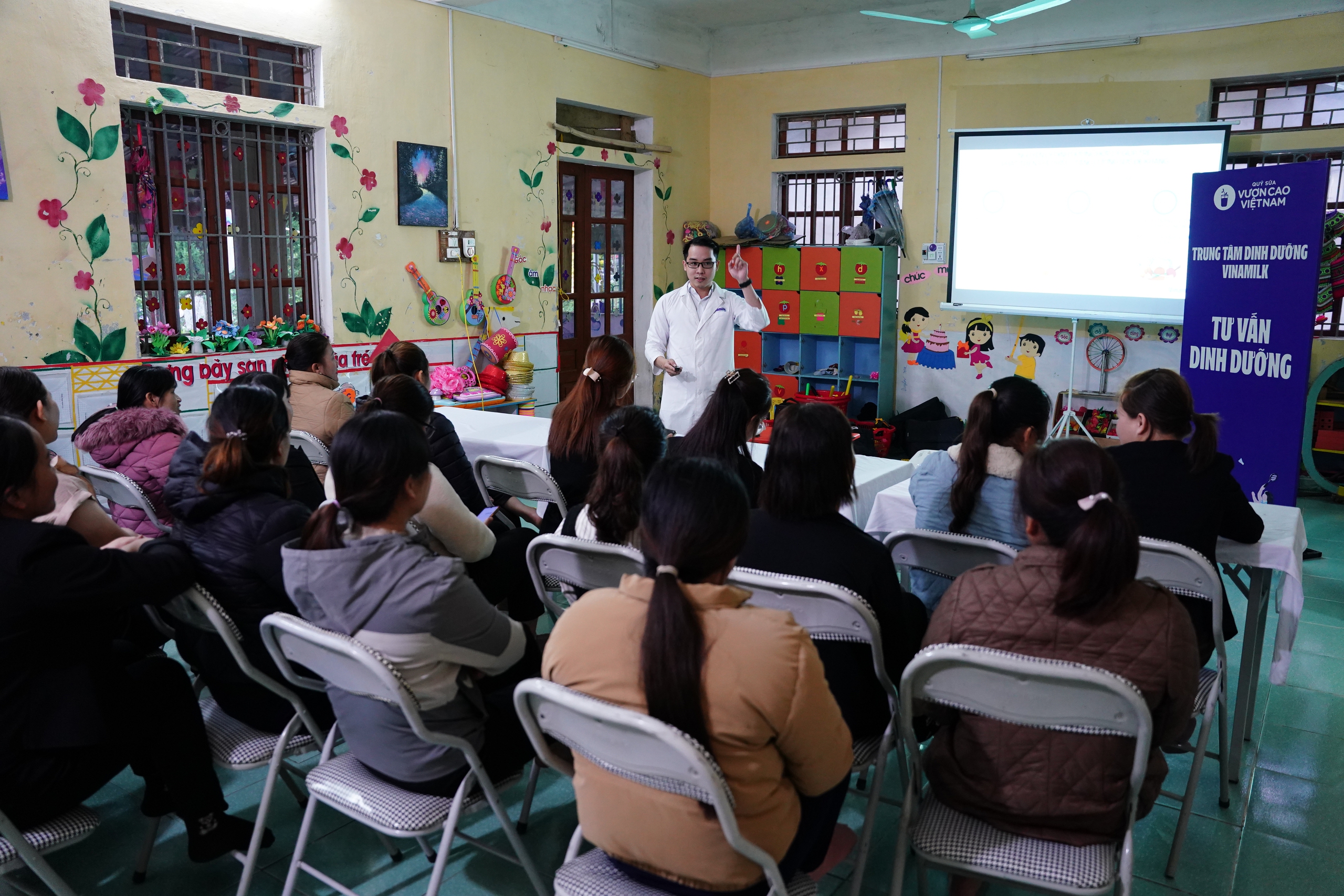 Áo ấm, sữa ngon, quà vui đến với cô trò vùng cao những ngày đầu đông- Ảnh 19. Áo ấm, sữa ngon, quà vui đến với cô trò vùng cao những ngày đầu đông- Ảnh 19.