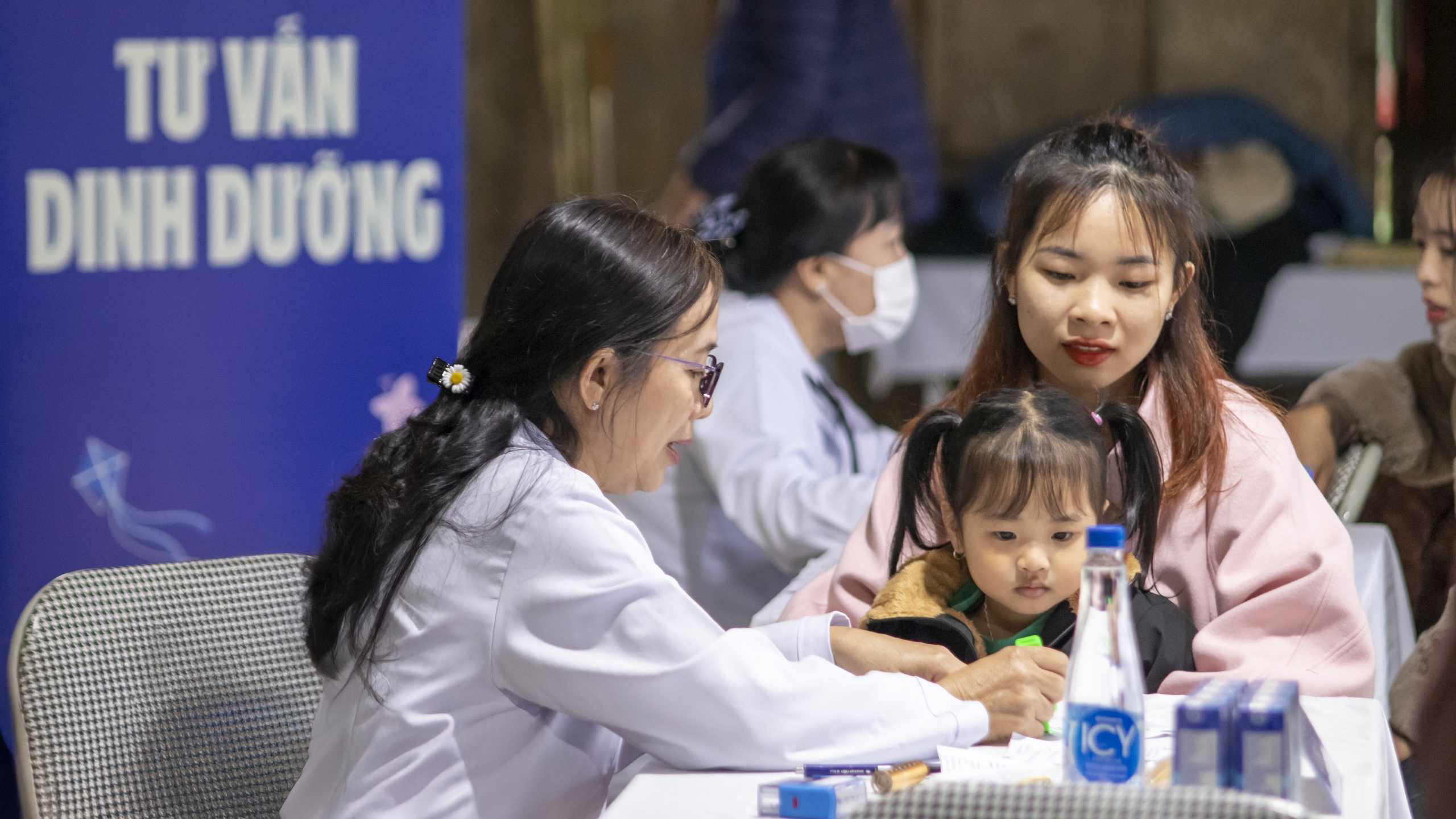 Áo ấm, sữa ngon, quà vui đến với cô trò vùng cao những ngày đầu đông- Ảnh 20. Áo ấm, sữa ngon, quà vui đến với cô trò vùng cao những ngày đầu đông- Ảnh 20.