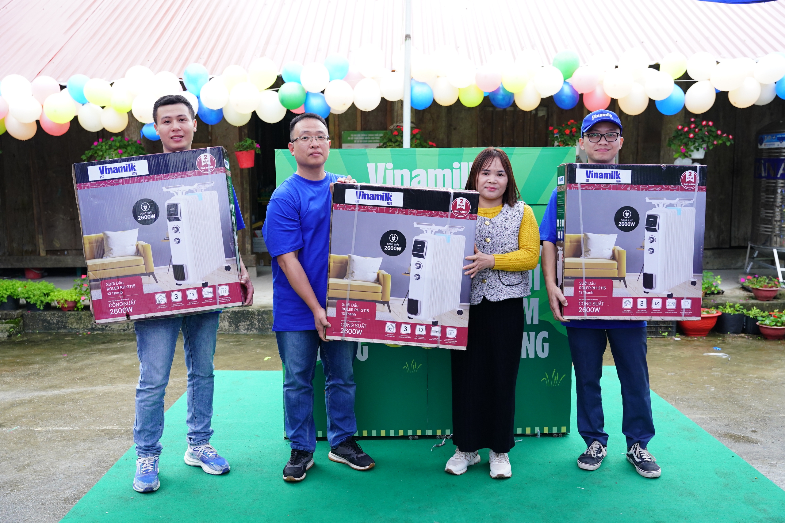 Áo ấm, sữa ngon, quà vui đến với cô trò vùng cao những ngày đầu đông- Ảnh 21. Áo ấm, sữa ngon, quà vui đến với cô trò vùng cao những ngày đầu đông- Ảnh 21.