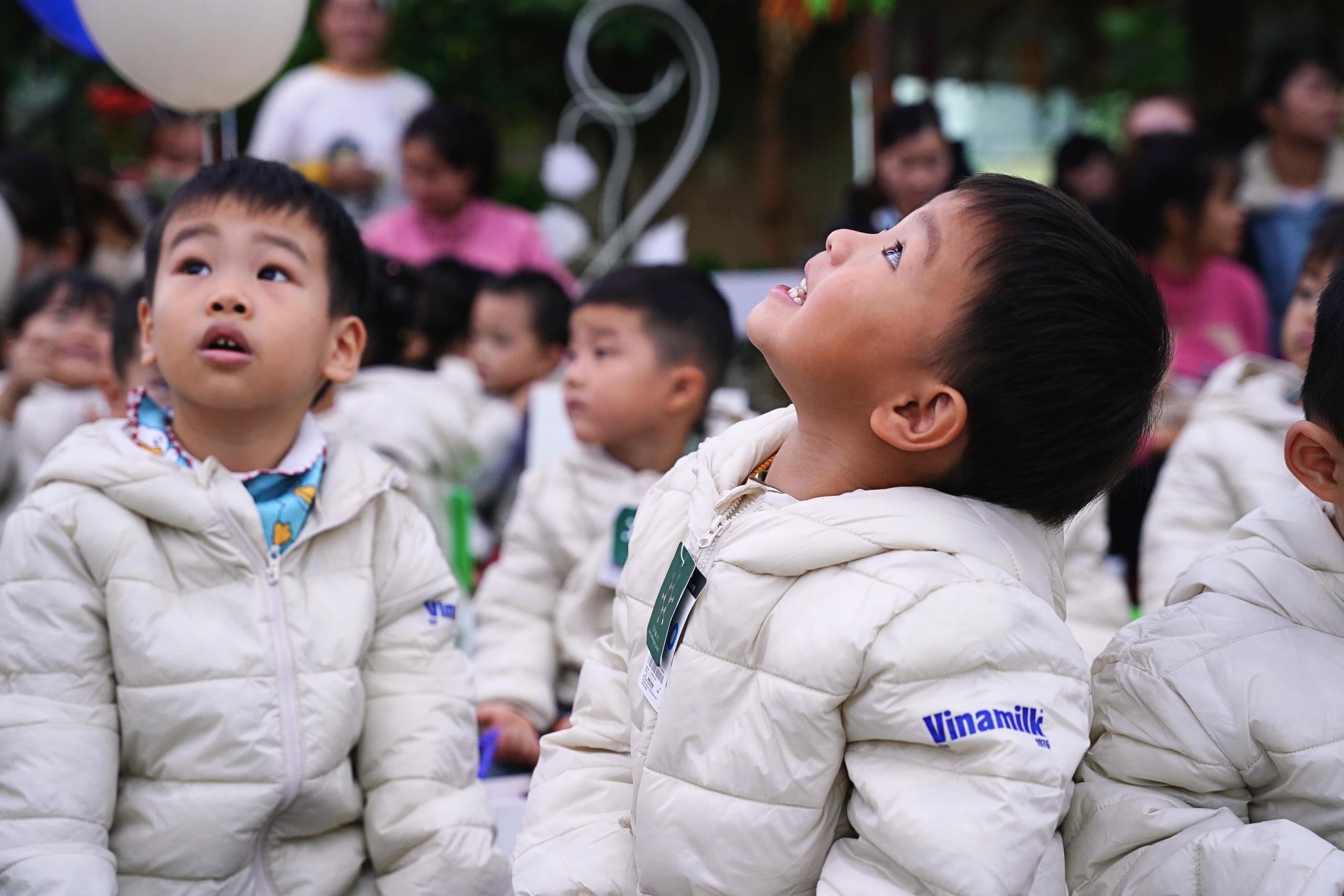 Áo ấm, sữa ngon, quà vui đến với cô trò vùng cao những ngày đầu đông- Ảnh 22. Áo ấm, sữa ngon, quà vui đến với cô trò vùng cao những ngày đầu đông- Ảnh 22.