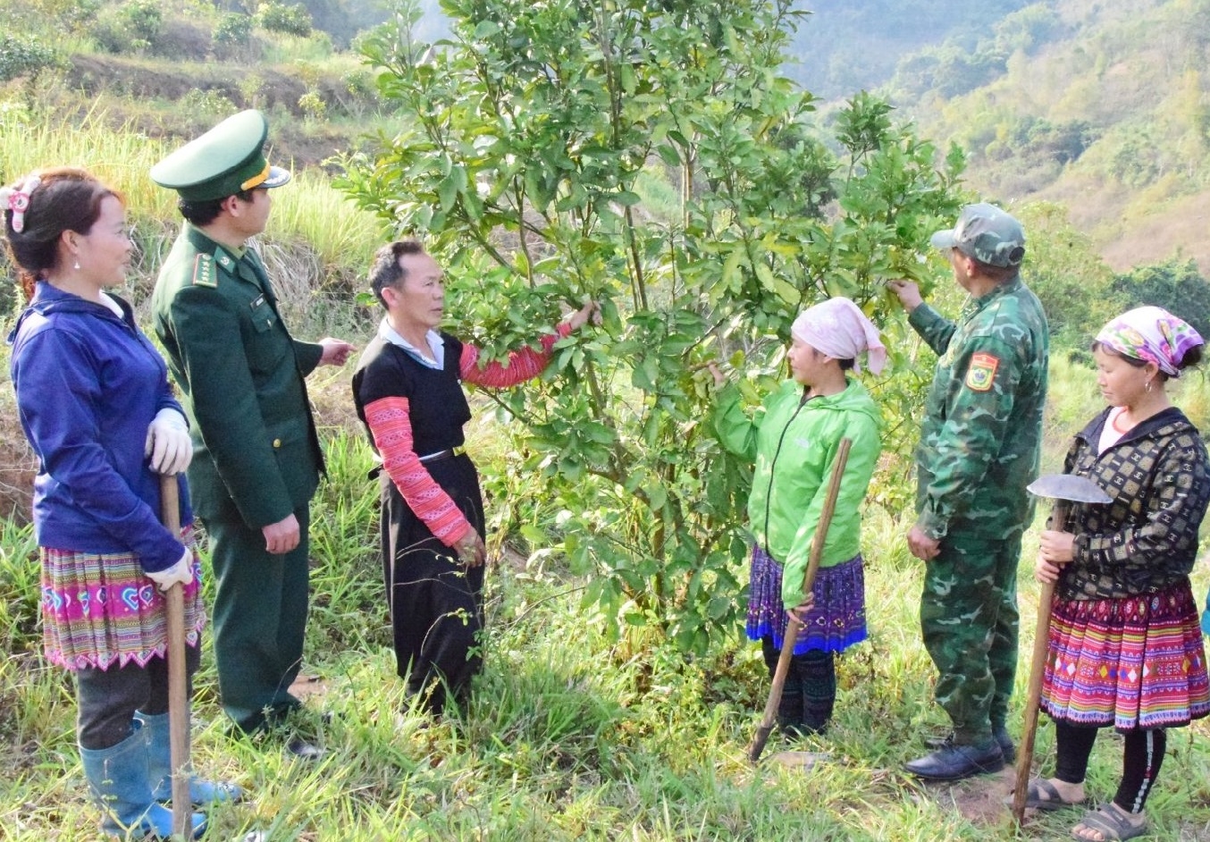 Những thành tựu trong thực hiện chính sách dân tộc góp phần quan trọng nâng cao đời sống vật chất và tinh thần của đồng bào các dân tộc, quốc phòng – an ninh, trật tự an toàn xã hội được giữ vững. (Trong ảnh: Sự gắn bó mật thiết của quân và dân bản Pha Luông, huyện Mộc Châu) Những thành tựu trong thực hiện chính sách dân tộc góp phần quan trọng nâng cao đời sống vật chất và tinh thần của đồng bào các dân tộc, quốc phòng – an ninh, trật tự an toàn xã hội được giữ vững. (Trong ảnh: Sự gắn bó mật thiết của quân và dân bản Pha Luông, huyện Mộc Châu)