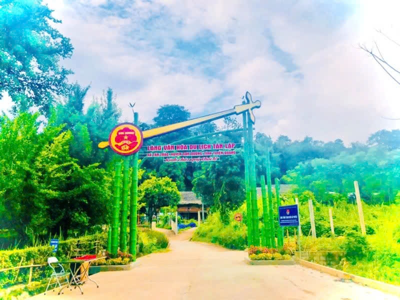 Cổng làng văn hóa du lịch Tân Lập được thiết kế với hình ảnh mộc mạc, gần gũi tạo ấn tượng cho du khách khi đến tham quan. Cổng làng văn hóa du lịch Tân Lập được thiết kế với hình ảnh mộc mạc, gần gũi tạo ấn tượng cho du khách khi đến tham quan.