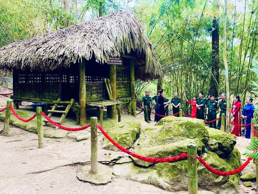 Du khách ghé thăm di tích lịch sử lán Nà Nưa Du khách ghé thăm di tích lịch sử lán Nà Nưa