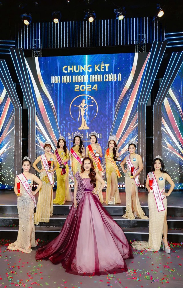 Cố vấn Cấp cao kiêm Chủ tịch cuộc thi Đặng Gia Bena cùng Top 8 Hoa hậu Doanh nhân châu Á 2024. Trong đó ngôi vị tân Hoa hậu thuộc về nữ doanh nhân Lâm Thị Thủy, quê Cần Thơ Cố vấn Cấp cao kiêm Chủ tịch cuộc thi Đặng Gia Bena cùng Top 8 Hoa hậu Doanh nhân châu Á 2024. Trong đó ngôi vị tân Hoa hậu thuộc về nữ doanh nhân Lâm Thị Thủy, quê Cần Thơ