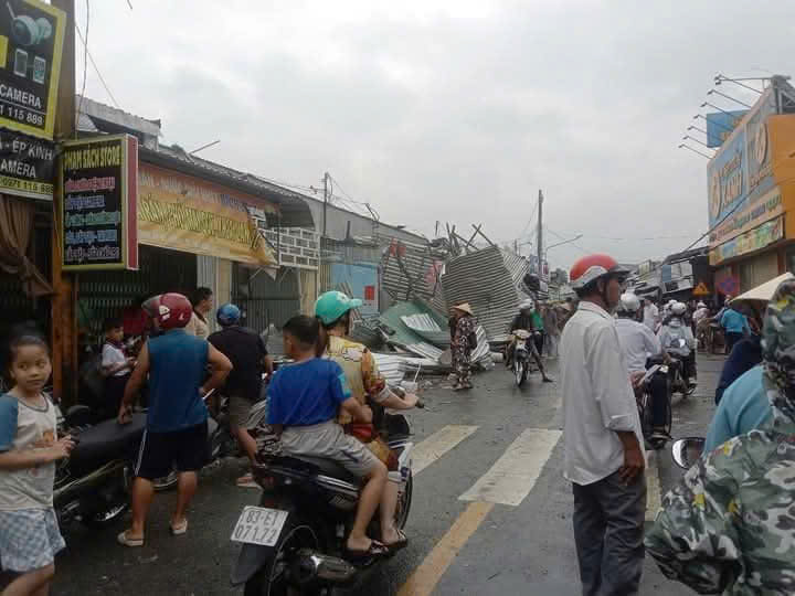 Lốc xoáy làm tốc mái 64 căn nhà ở Sóc Trăng- Ảnh 8. Lốc xoáy làm tốc mái 64 căn nhà ở Sóc Trăng- Ảnh 8.