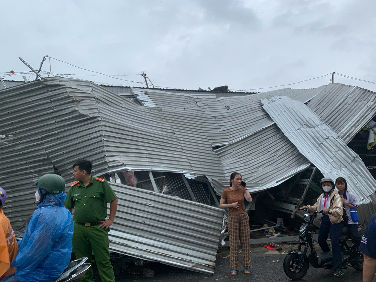 Lốc xoáy làm tốc mái 64 căn nhà ở Sóc Trăng- Ảnh 7. Lốc xoáy làm tốc mái 64 căn nhà ở Sóc Trăng- Ảnh 7.