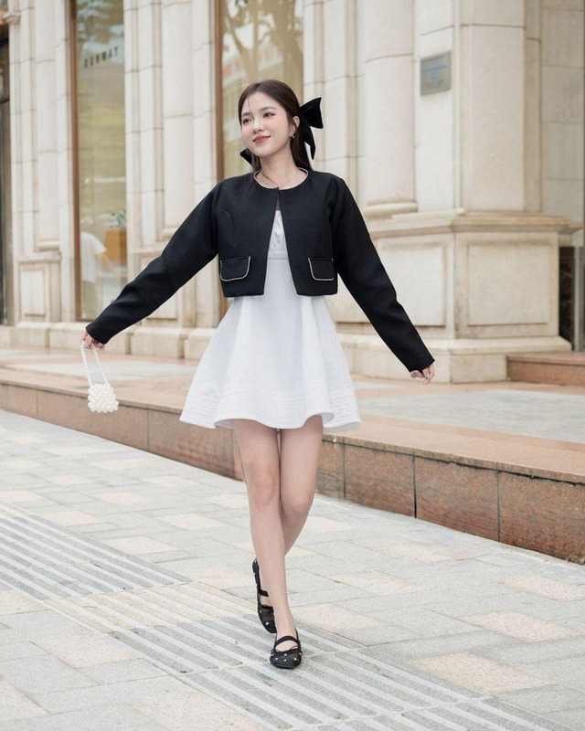Lên đồ dự tiệc những ngày cuối năm đầy sang trọng với gam màu đen- Ảnh 8. Lên đồ dự tiệc những ngày cuối năm đầy sang trọng với gam màu đen- Ảnh 8.