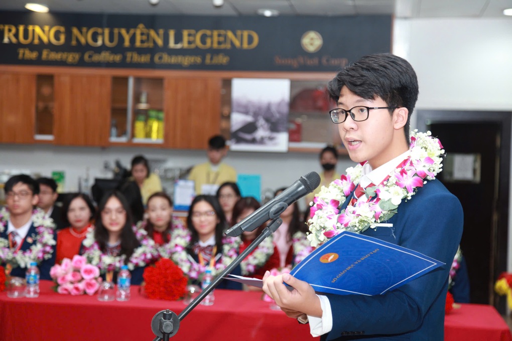 Tặng bằng khen cho học sinh đoạt giải Olympic Khoa học trẻ quốc tế - 3 Tặng bằng khen cho học sinh đoạt giải Olympic Khoa học trẻ quốc tế - 3