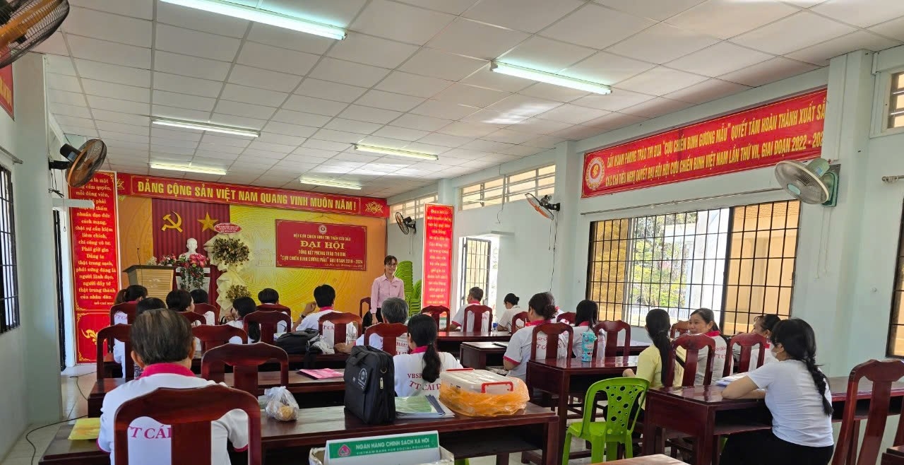 Người dân đến làm thủ tục vay vốn tại Điểm giao dịch xã trên địa bàn tỉnh An Giang Người dân đến làm thủ tục vay vốn tại Điểm giao dịch xã trên địa bàn tỉnh An Giang