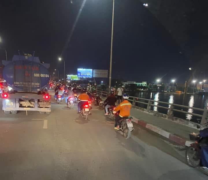 Tìm ô tô 7 chỗ tông gãy lan can cầu Đồng Nai, lao xuống sông mất tích- Ảnh 3. Tìm ô tô 7 chỗ tông gãy lan can cầu Đồng Nai, lao xuống sông mất tích- Ảnh 3.