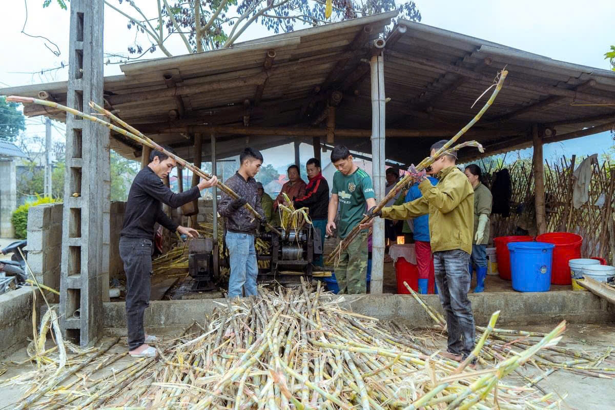 Nhờ triển khai thực hiện hiệu quả nguồn vốn từ các Chương trình MTQG đã giúp tạo ra nhiều việc làm, sửa chữa, xây mới, nâng cấp nhiều công trình dân sinh... góp phần giúp hộ nghèo tự lực tự cường vươn lên thoát nghèo Nhờ triển khai thực hiện hiệu quả nguồn vốn từ các Chương trình MTQG đã giúp tạo ra nhiều việc làm, sửa chữa, xây mới, nâng cấp nhiều công trình dân sinh... góp phần giúp hộ nghèo tự lực tự cường vươn lên thoát nghèo
