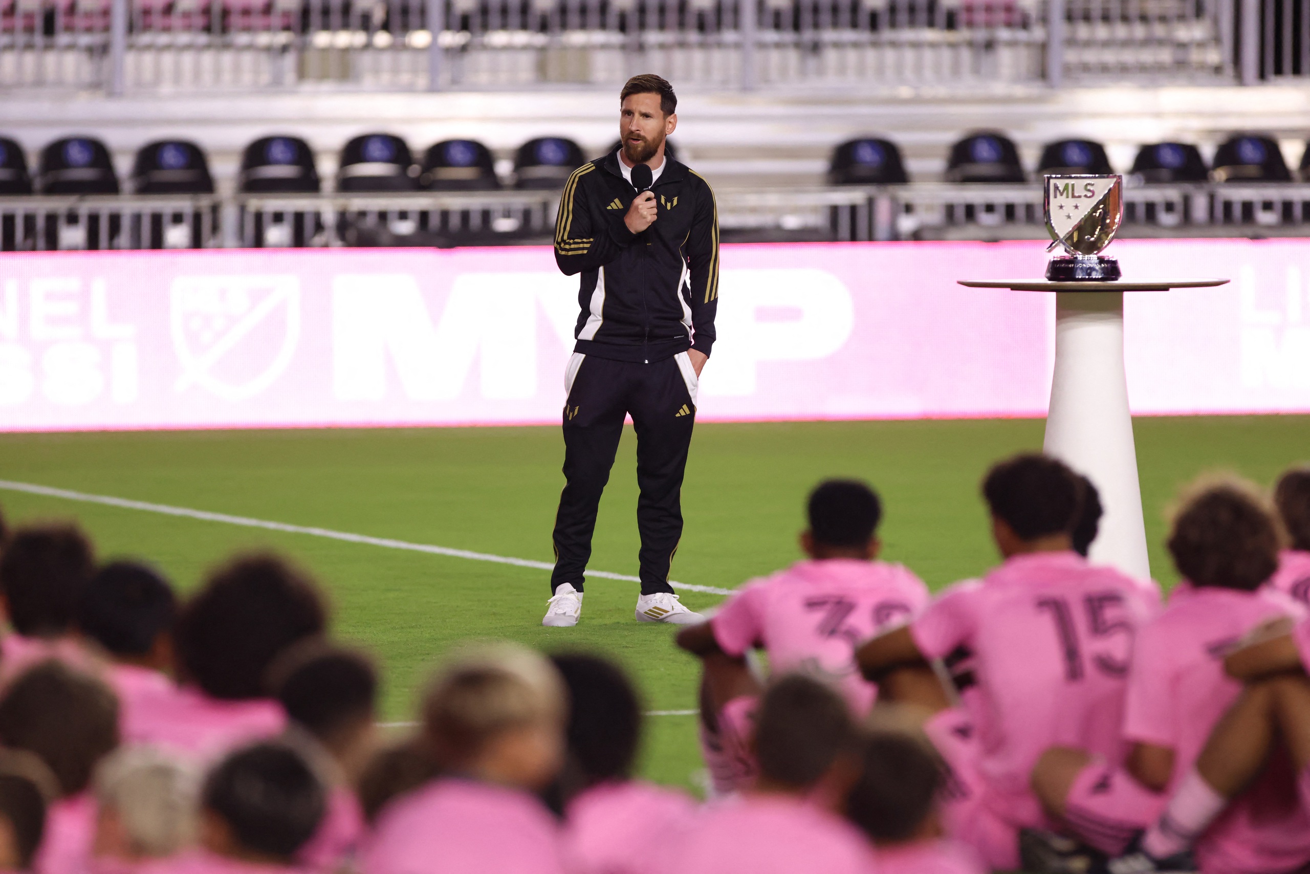 Messi nhận giải Cầu thủ xuất sắc nhất MLS 2024 trước dàn cầu thủ nhí Học viện Inter Miami, trong đó có cả 3 cậu con trai của mình Messi nhận giải Cầu thủ xuất sắc nhất MLS 2024 trước dàn cầu thủ nhí Học viện Inter Miami, trong đó có cả 3 cậu con trai của mình