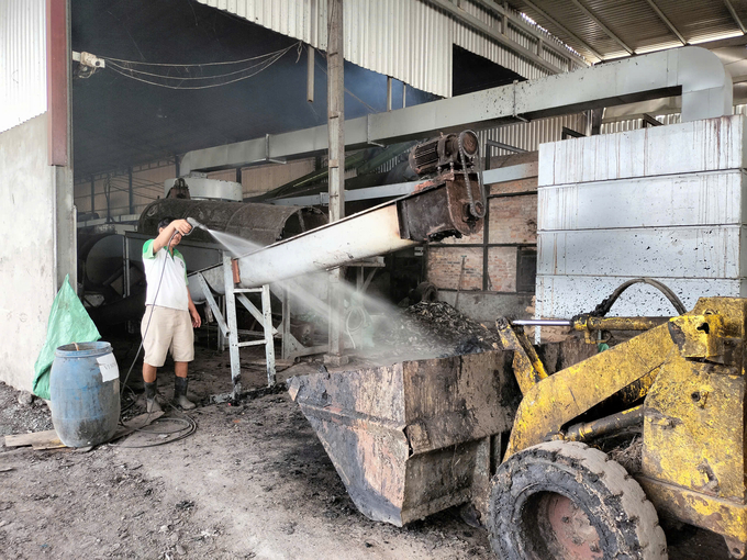 ba4cebe20918b246eb096-231054_49.jpg Phun vi sinh trước khi đem ra nhà màng để ủ. Ảnh: Minh Đảm.