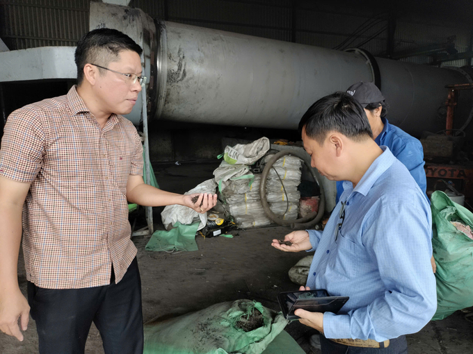 b4e7e10819f2a2acfbe3-231033_649.jpg Ông Dương Hoàng Hiếu, Giám đốc Công ty TNHH DTH Môi trường xanh giới thiệu thành phẩm ở giai đoạn 1 cho khách tham quan. Ảnh: Minh Đảm.