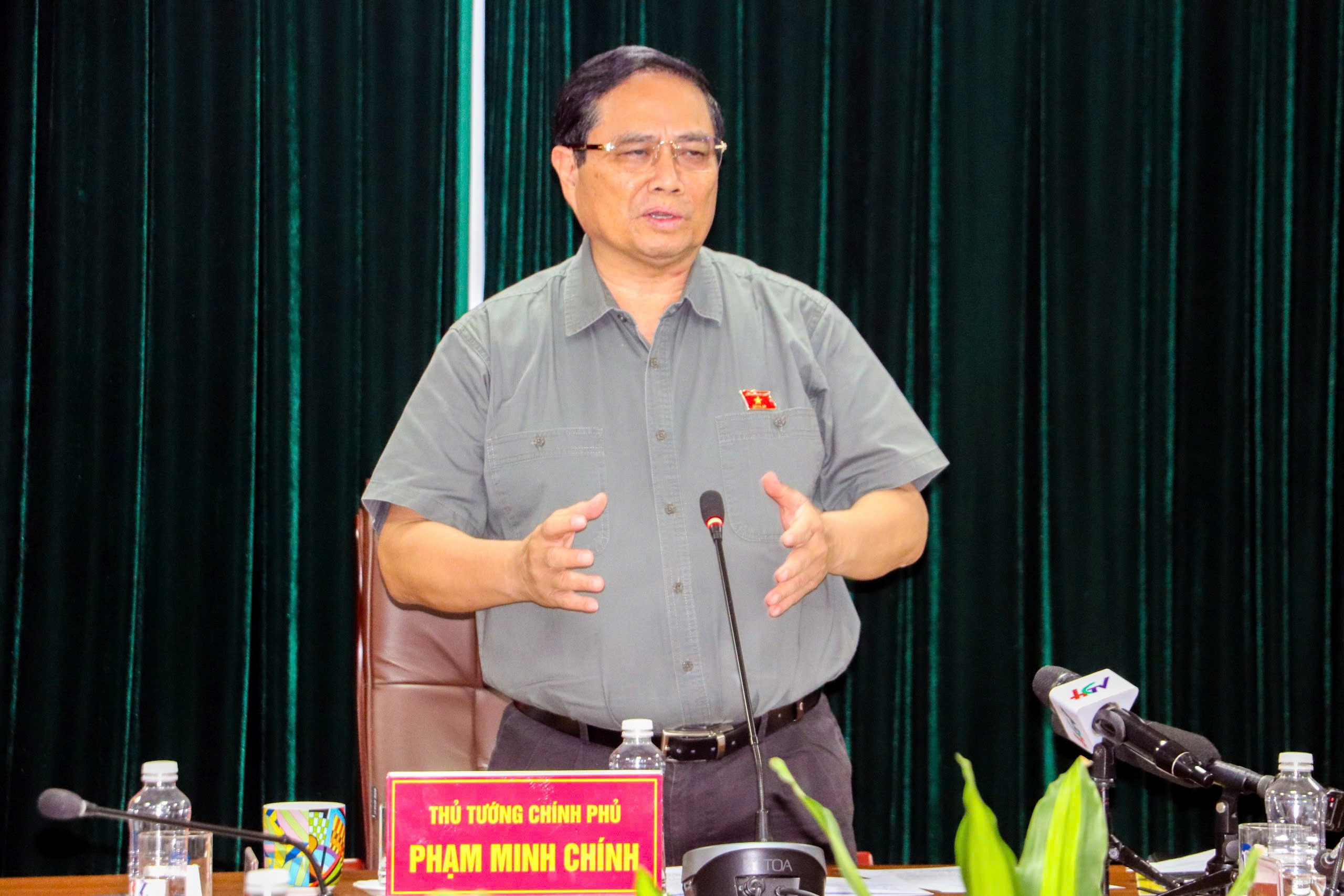 Thủ tướng: Không để công nhân, nhà thầu cô đơn trên công trường giao thông- Ảnh 2. Thủ tướng: Không để công nhân, nhà thầu cô đơn trên công trường giao thông- Ảnh 2.
